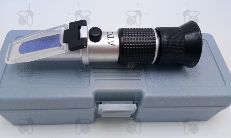 Honey refractometers for beekeeping